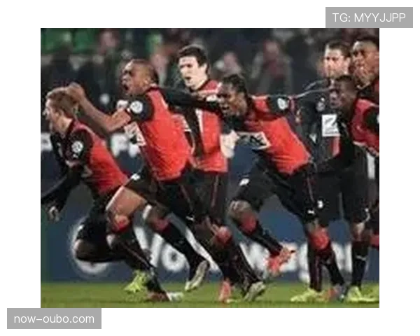 朗斯二比零领先遭逆转暴露领先局面下战术保守问题